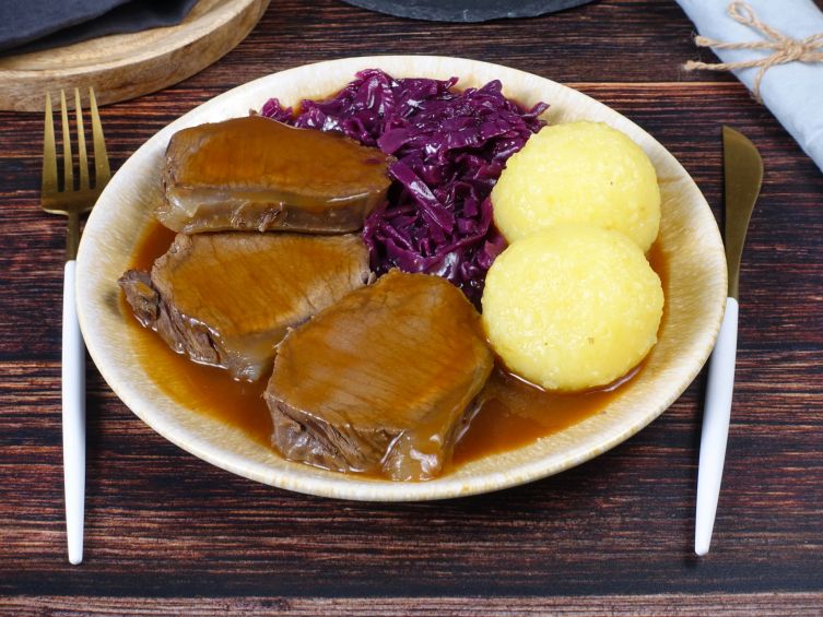 Wildschwein-Sauerbraten Klöße und Rotkraut