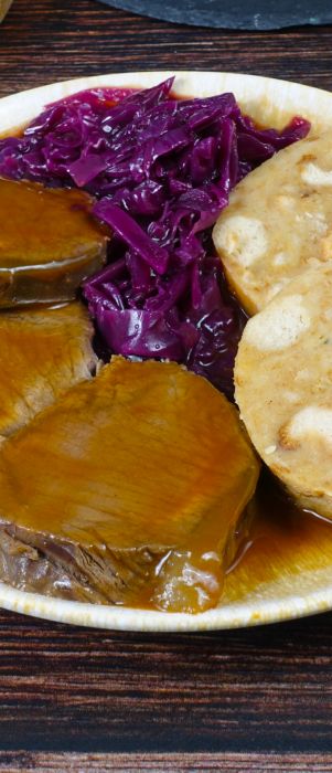 Wildschwein-Sauerbraten Semmelknödel und Rotkraut