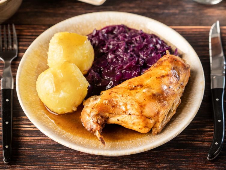 Kaninchenkeulenmenü Rotkraut und Klöße