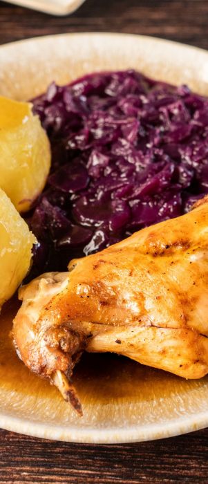 Kaninchenkeulenmenü Rotkraut und Klöße