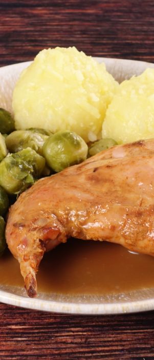 Kaninchenkeulen Menü Rosenkohl Klöße