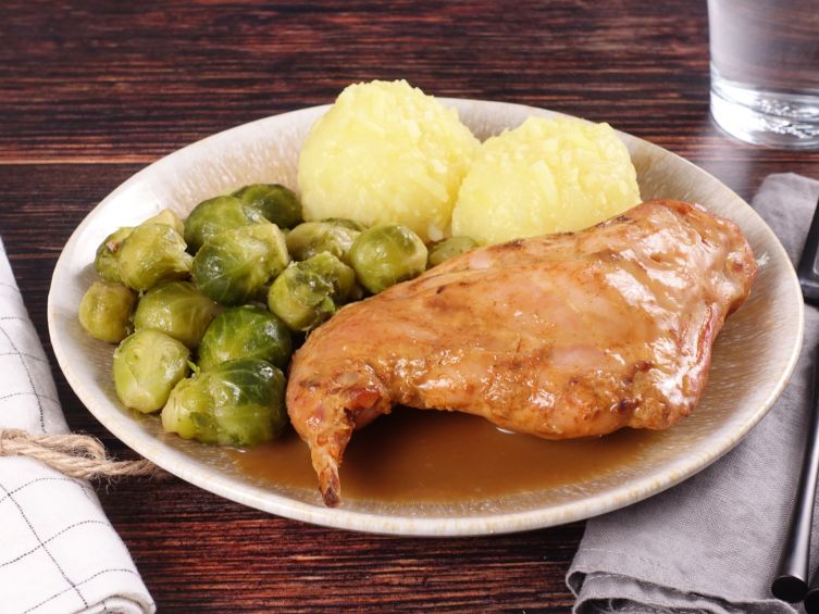 Kaninchenkeulen Menü Rosenkohl Klöße