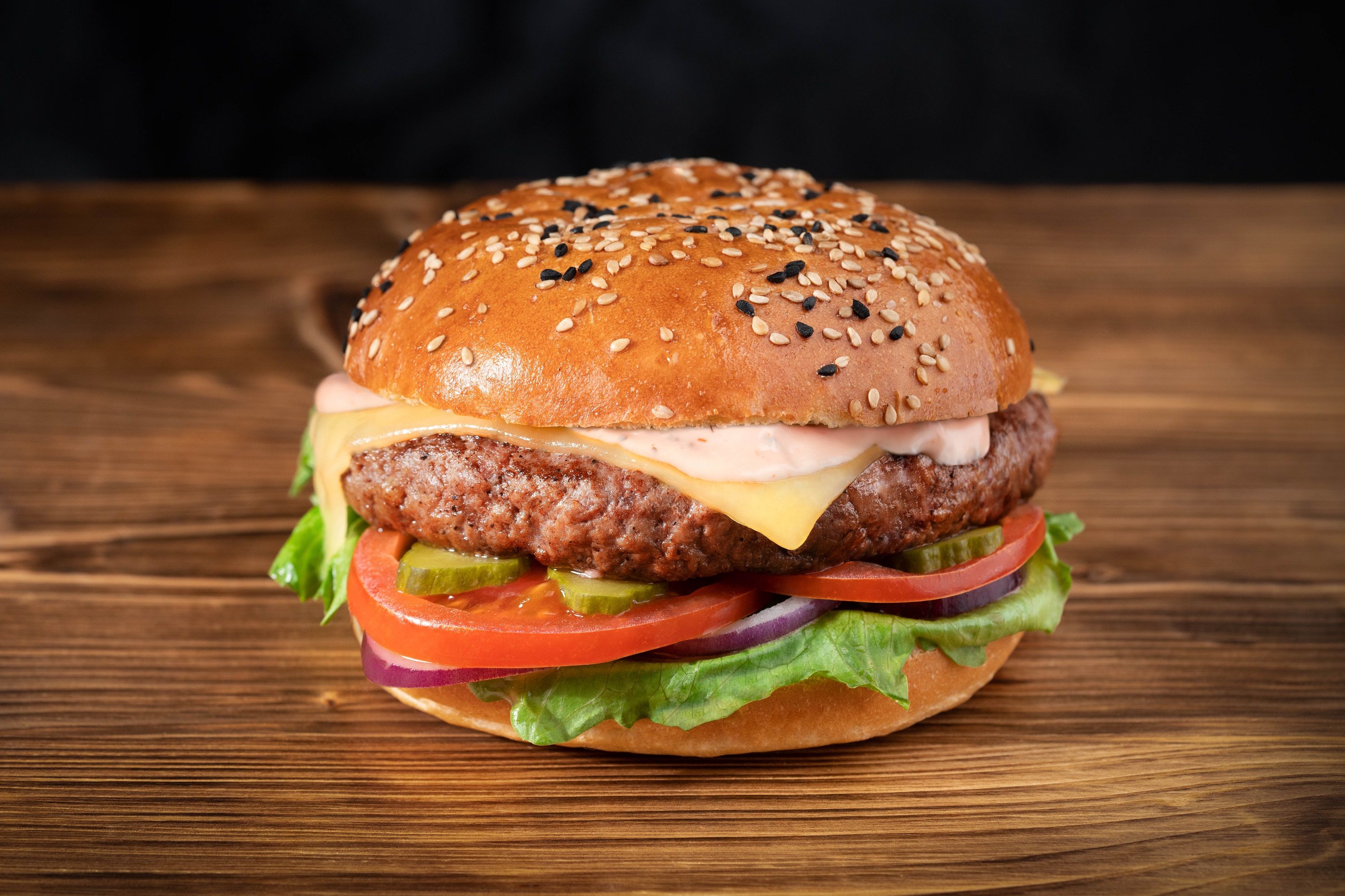 Leckere Burger mit frischen Rindfleisch-Patties