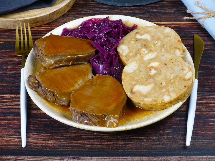 Wildschwein-Sauerbraten Semmelknödel und Rotkraut