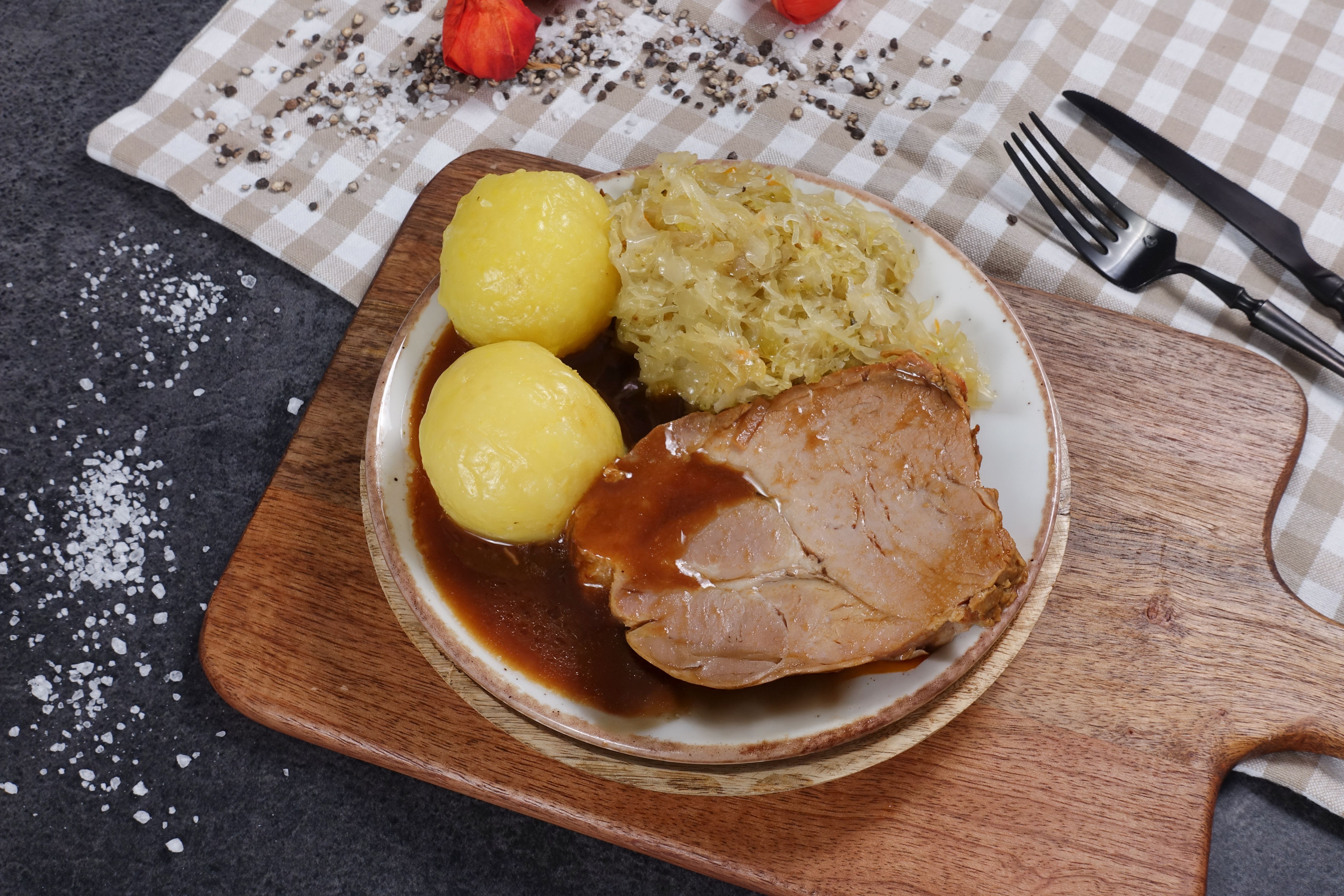 Schweinebraten mit Soße, Sauerkraut und Klößen - Fertigmenü
